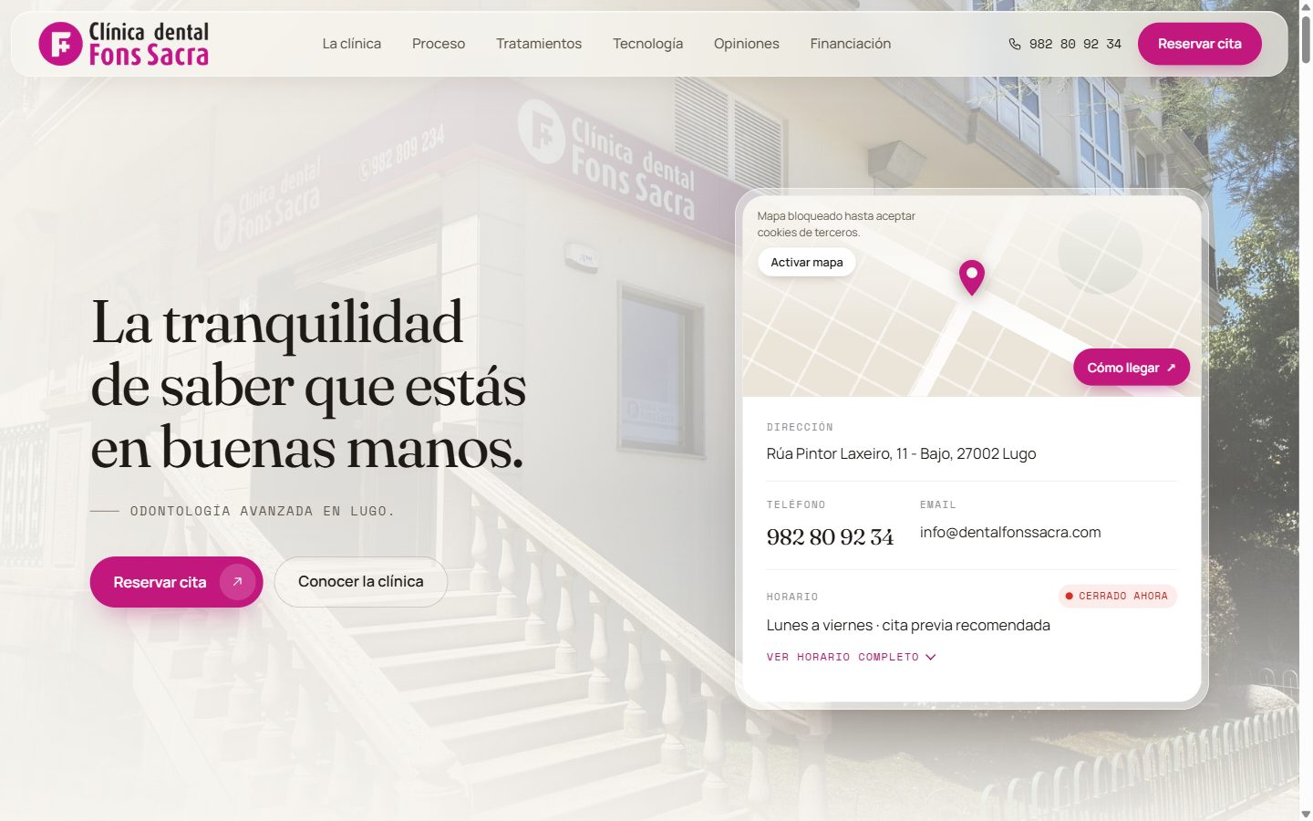 Portada de la web de la Clínica Dental Fons Sacra, con la fachada de la clínica, la dirección y el botón de reservar cita